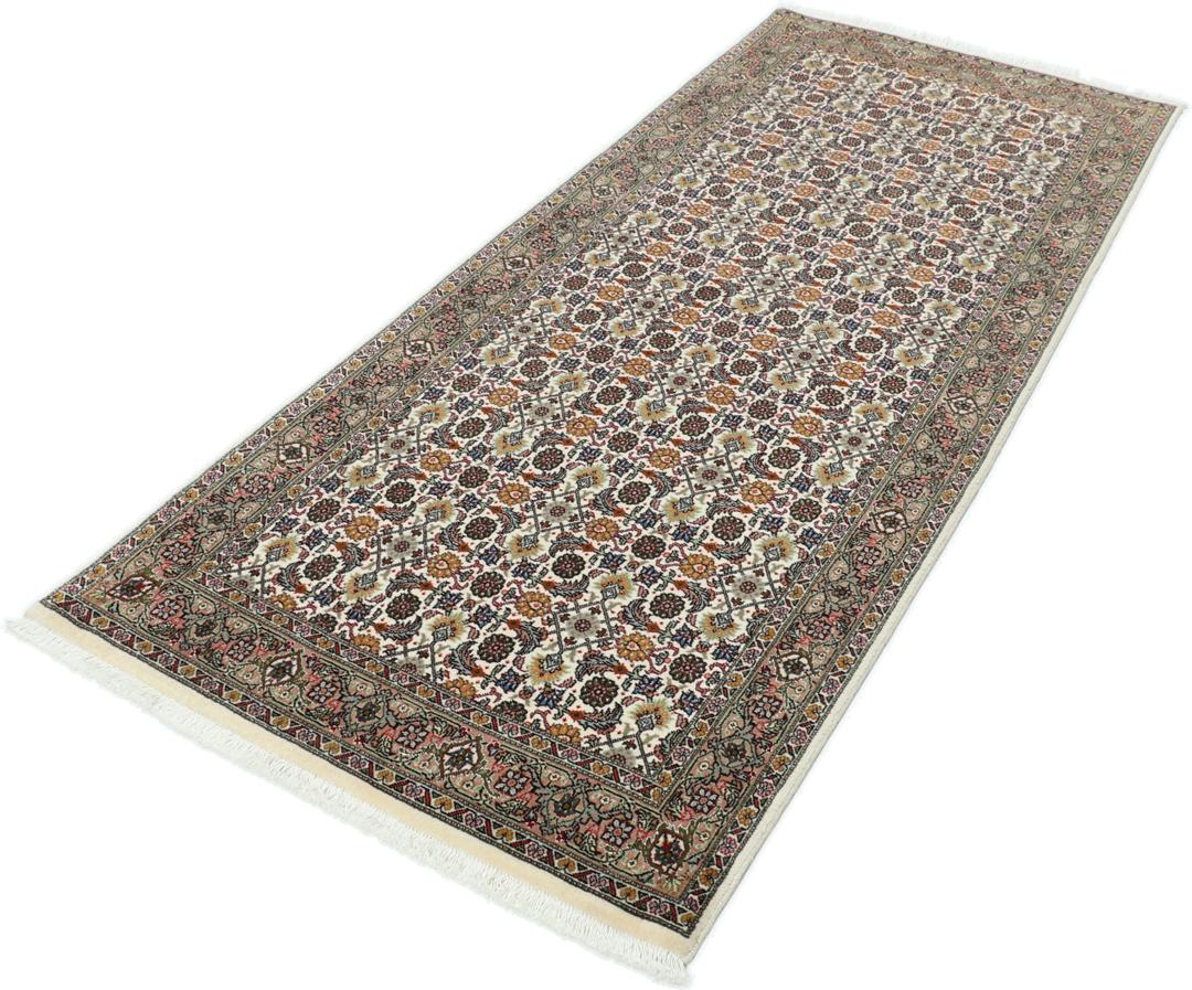 Handgeknoopte Tabriz loper met verfijnde bloemmotieven in meerkleurige tinten.