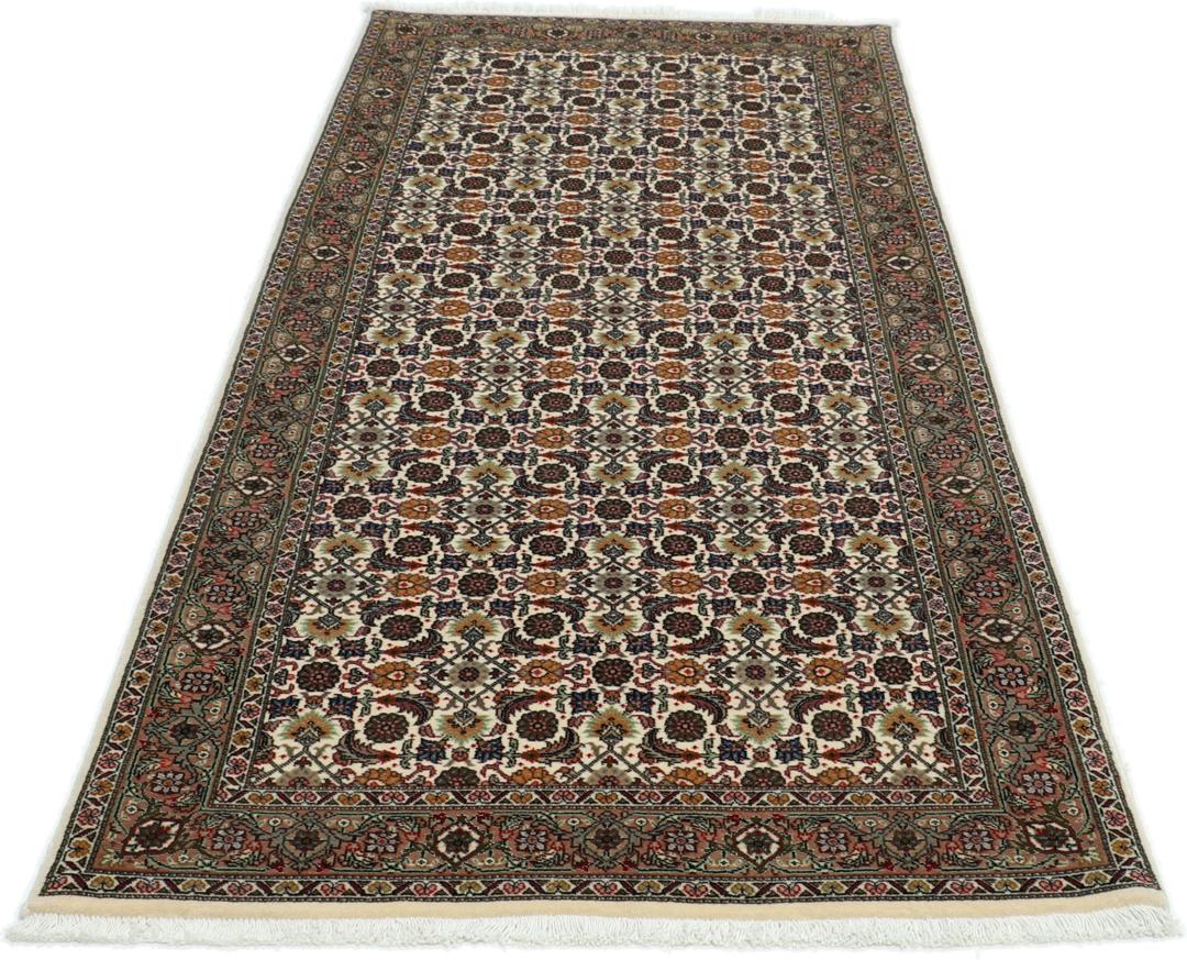 Handgeknoopte Tabriz loper met verfijnde bloemmotieven in meerkleurige tinten.