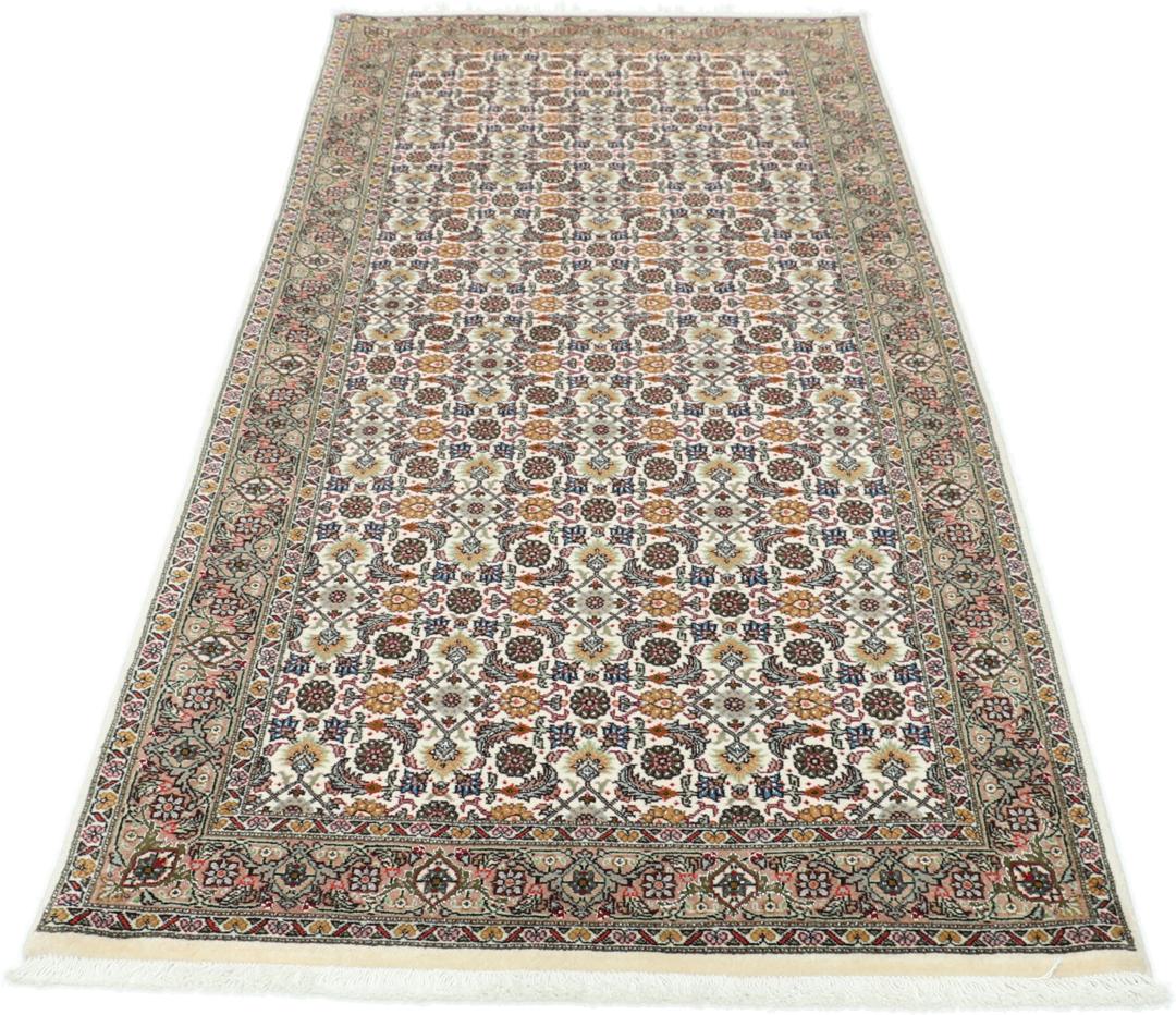 Handgeknoopte Tabriz loper met verfijnde bloemmotieven in meerkleurige tinten.