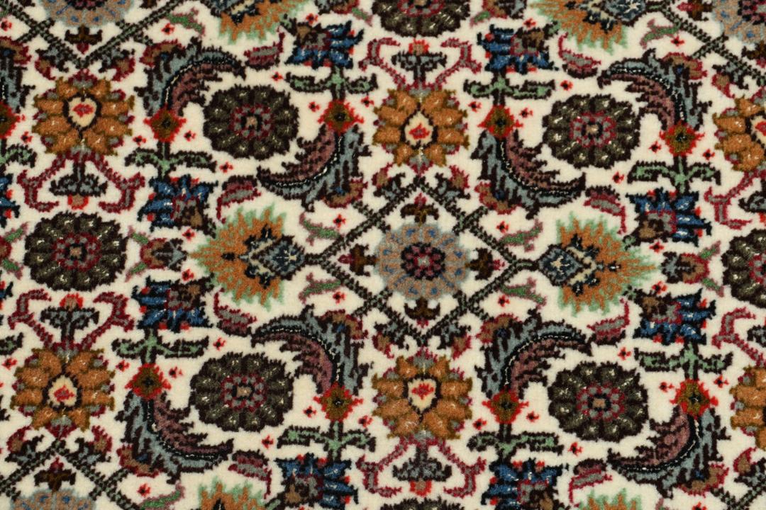 Handgeknoopte Tabriz loper met verfijnde bloemmotieven in meerkleurige tinten.