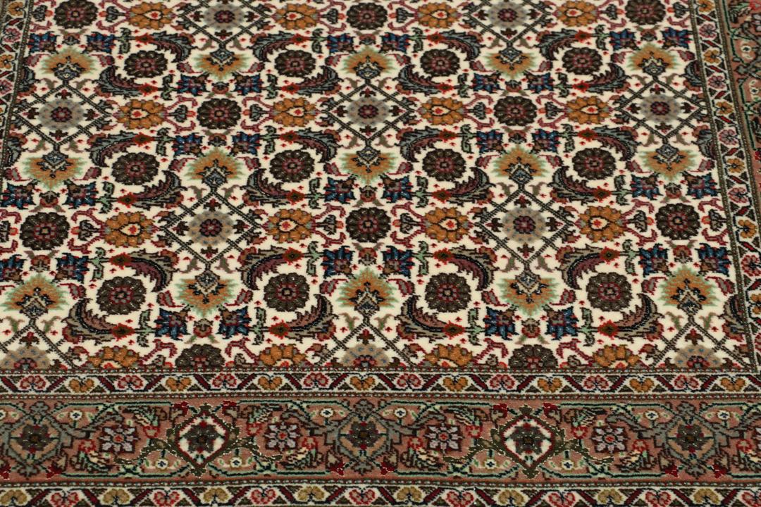 Handgeknoopte Tabriz loper met verfijnde bloemmotieven in meerkleurige tinten.