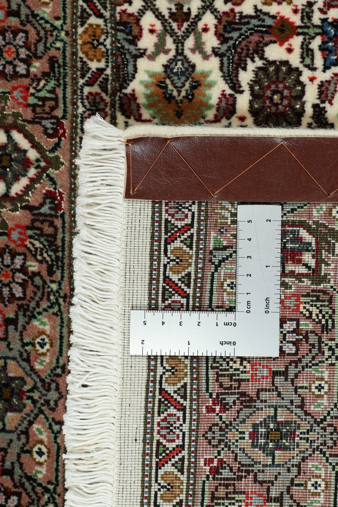 Handgeknoopte Tabriz loper met verfijnde bloemmotieven in meerkleurige tinten.