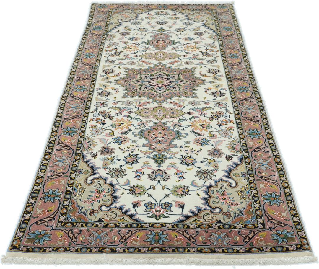 En håndknyttet Tabriz-løber med indviklede blomstermønstre i rød og beige på en cremefarvet baggrund