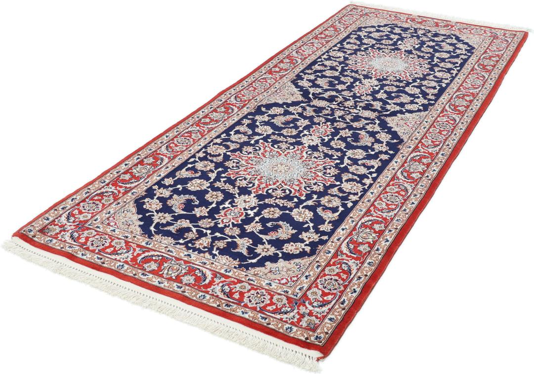 Een handgeknoopte Isfahan loper met een donkerblauw veld en rode bloemenranden.