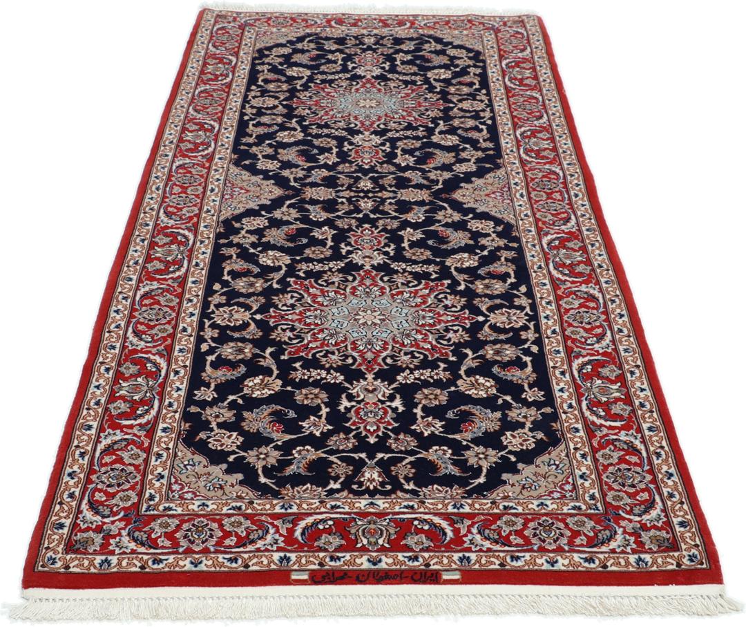 Een handgeknoopte Isfahan loper met een donkerblauw veld en rode bloemenranden.