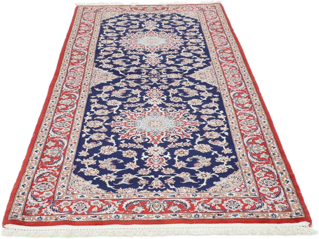 Een handgeknoopte Isfahan loper met een donkerblauw veld en rode bloemenranden.