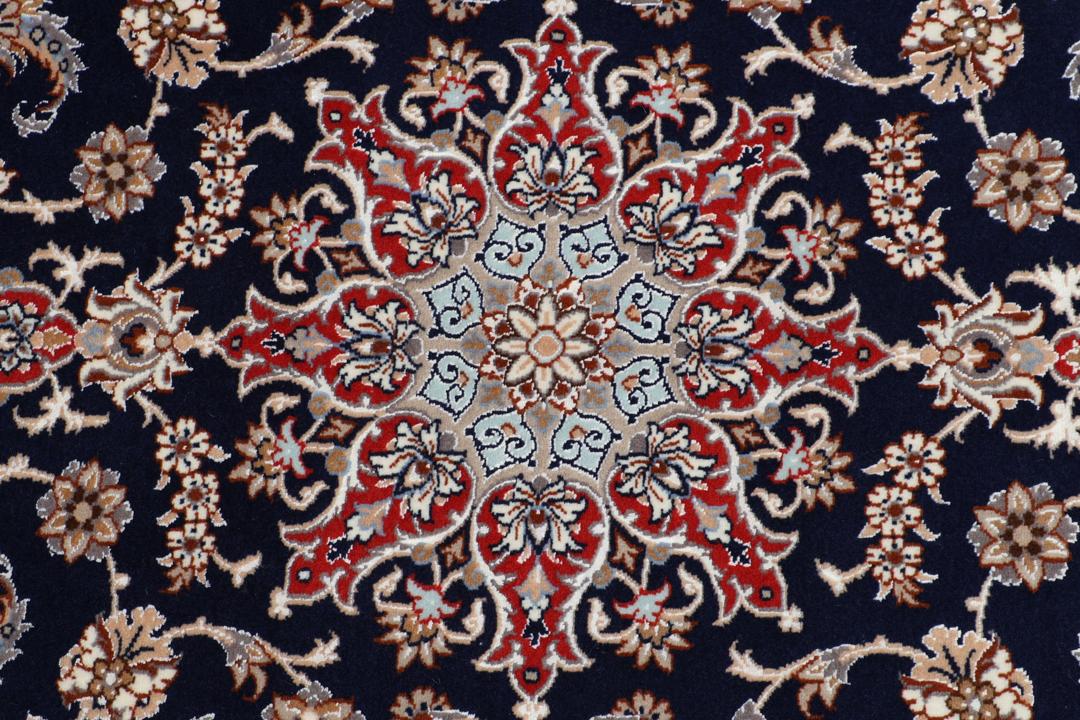 Een handgeknoopte Isfahan loper met een donkerblauw veld en rode bloemenranden.