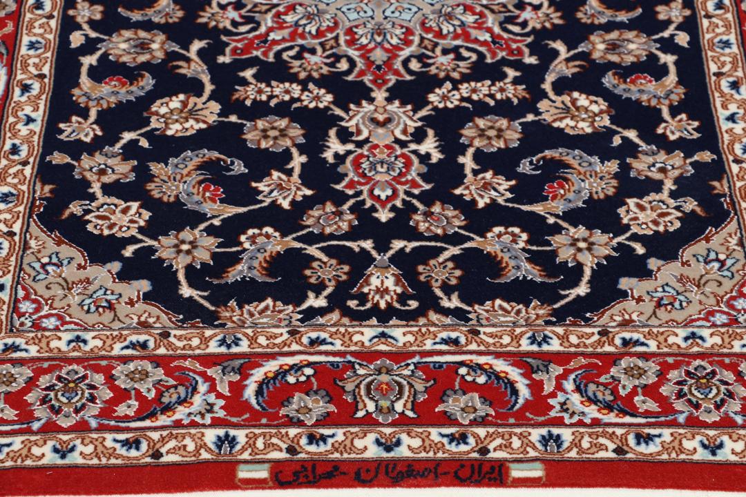 Een handgeknoopte Isfahan loper met een donkerblauw veld en rode bloemenranden.