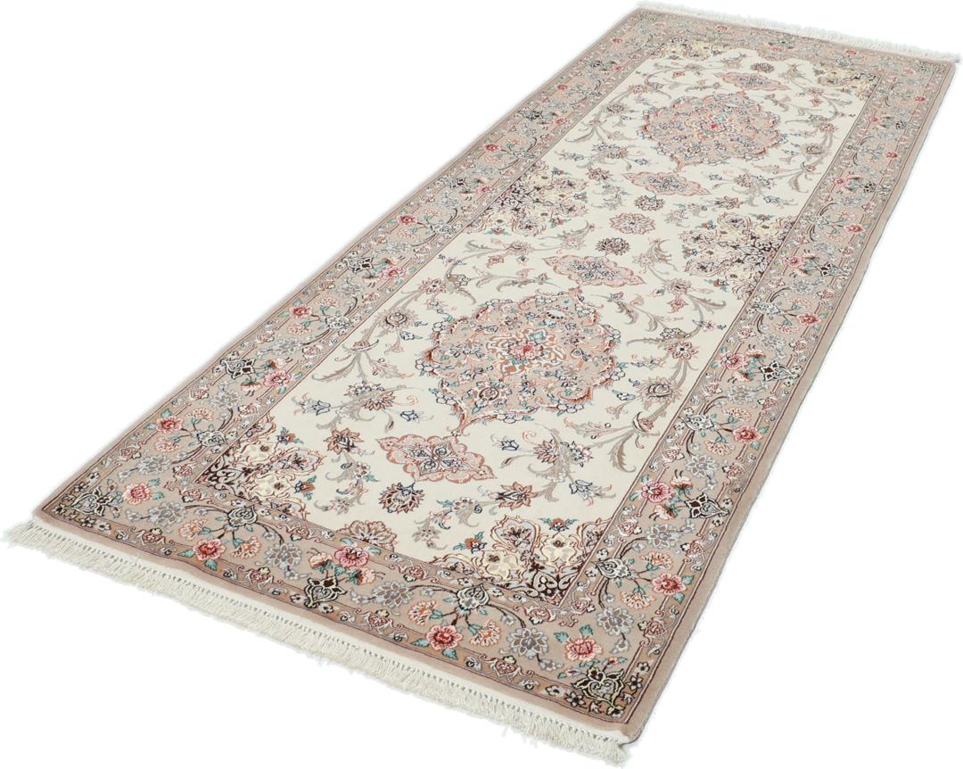 En beige Isfahan løber med komplekse blomstermønstre fra Mellemøsten