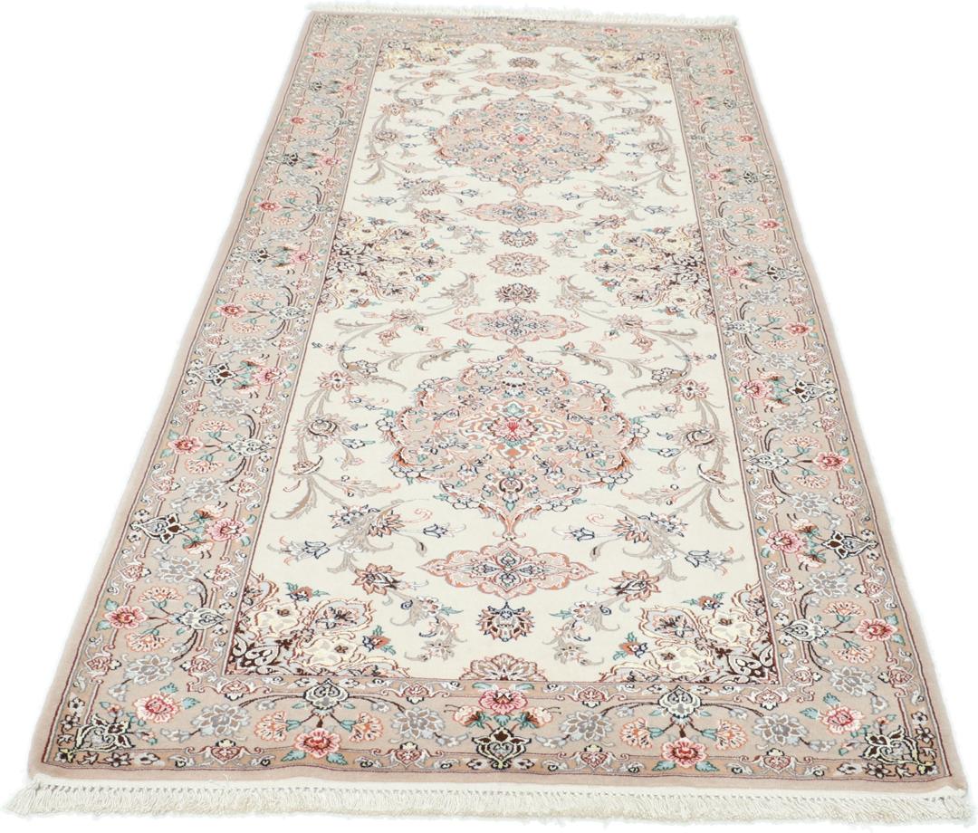 En beige Isfahan løber med komplekse blomstermønstre fra Mellemøsten