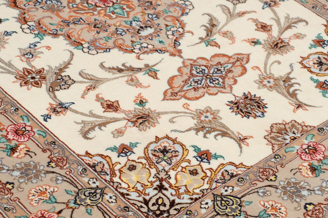 En beige Isfahan løber med komplekse blomstermønstre fra Mellemøsten