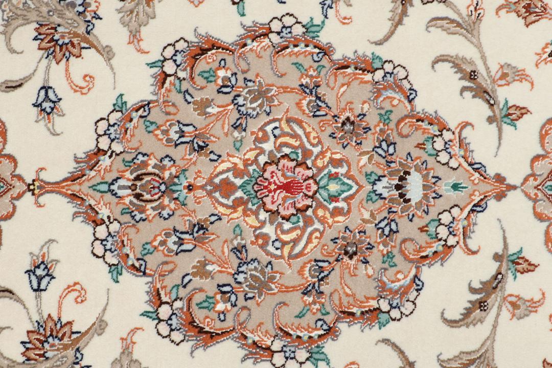 En beige Isfahan løber med komplekse blomstermønstre fra Mellemøsten
