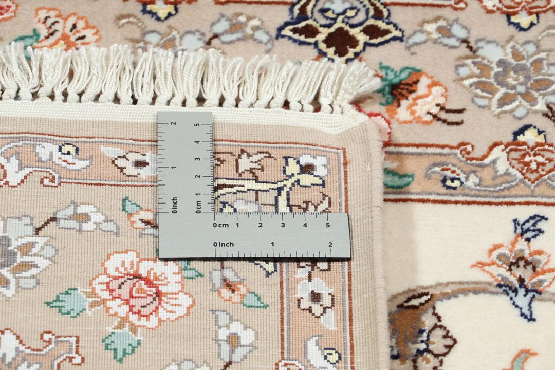 En beige Isfahan løber med komplekse blomstermønstre fra Mellemøsten
