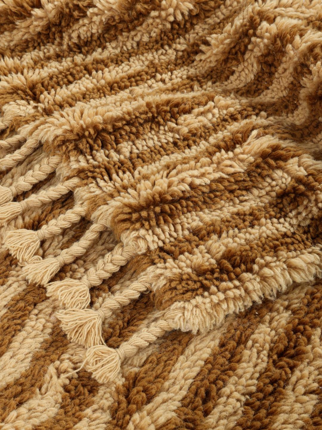 Geel wollen vloerkleed met verticale strepen en franjes