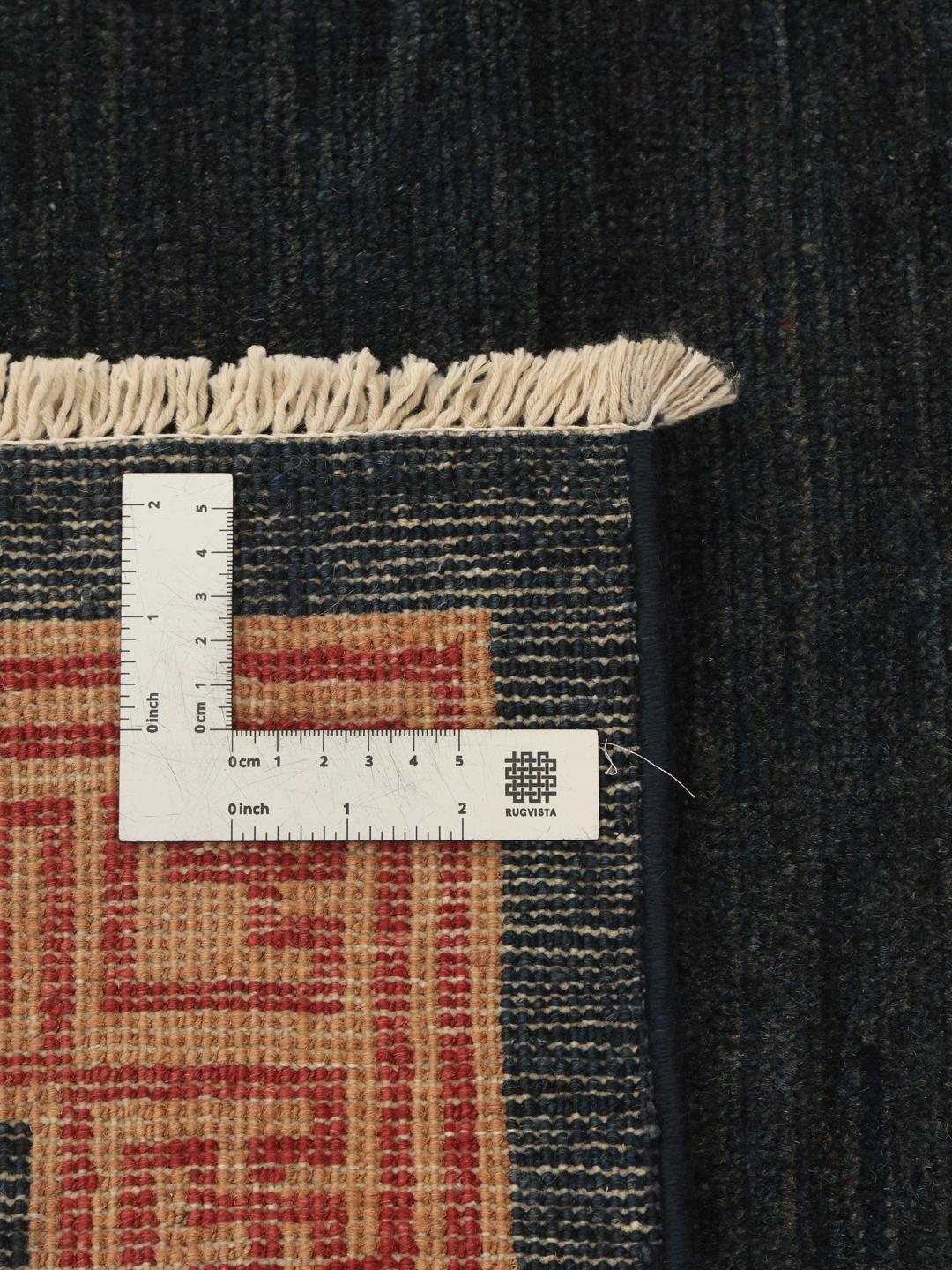 Handgeknoopt Kazak-tapijt uit Afghanistan met een zwart veld en geometrische randen
