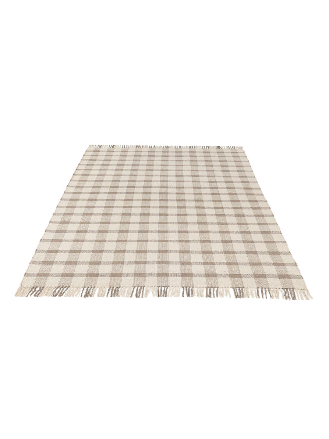 Een geweven vloerkleed met een lichtbruin en natuurlijk wit ruitpatroon.