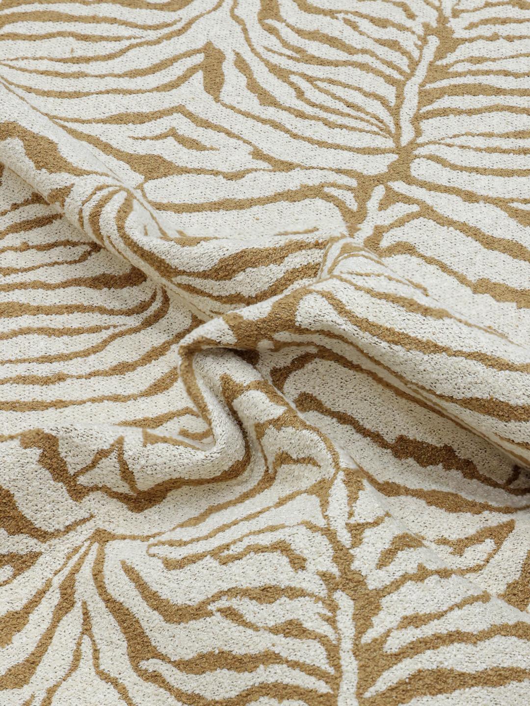 Un tapis marron et blanc avec un motif organique