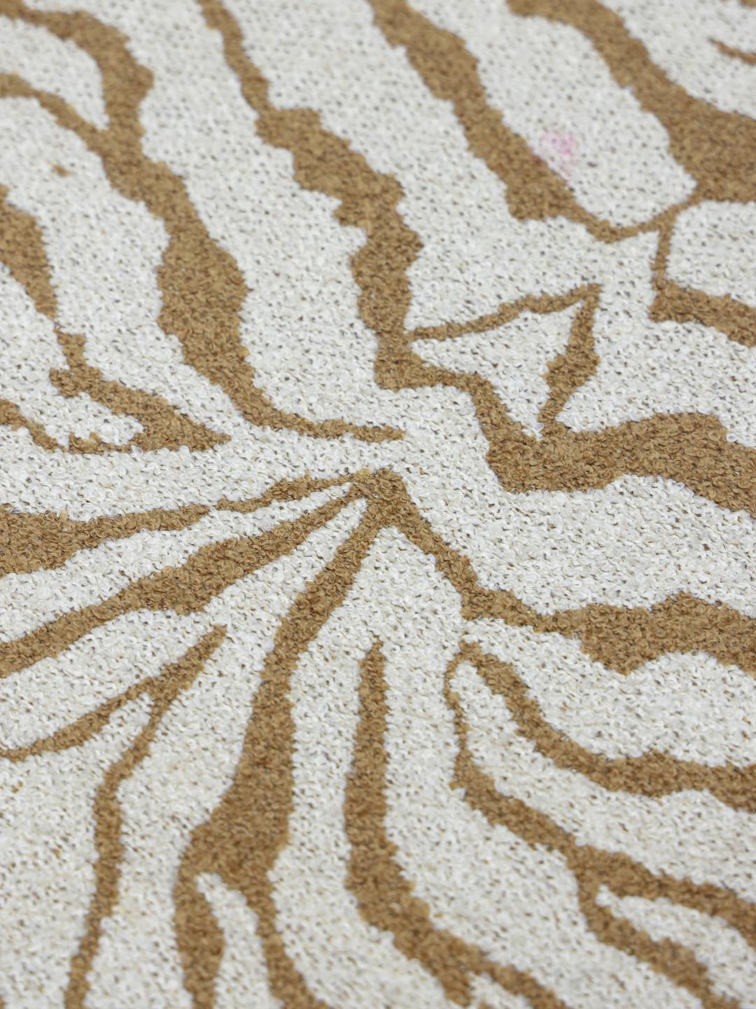Un tapis marron et blanc avec un motif organique