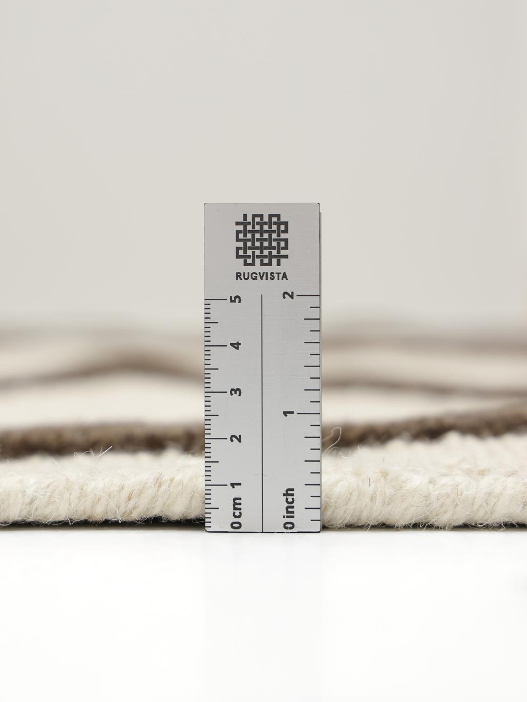 Elfenbenshvidt og brunt uldtæppe med høj og lav luv