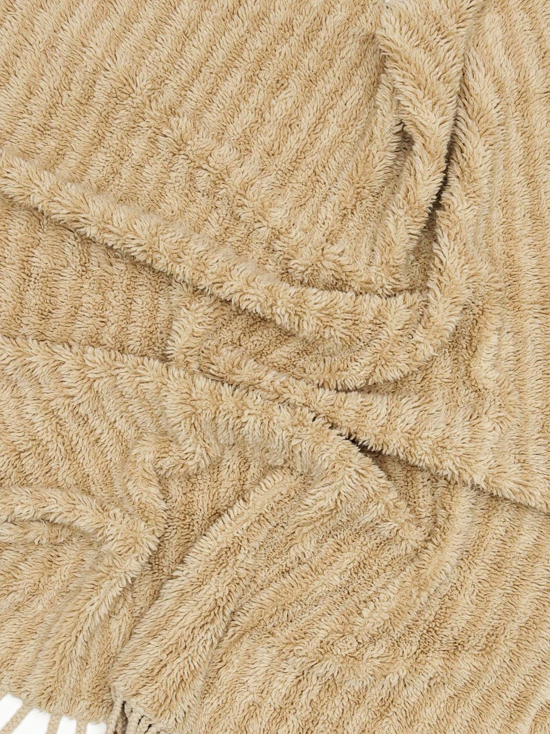 Beige tæppe med riflet tekstur og frynser