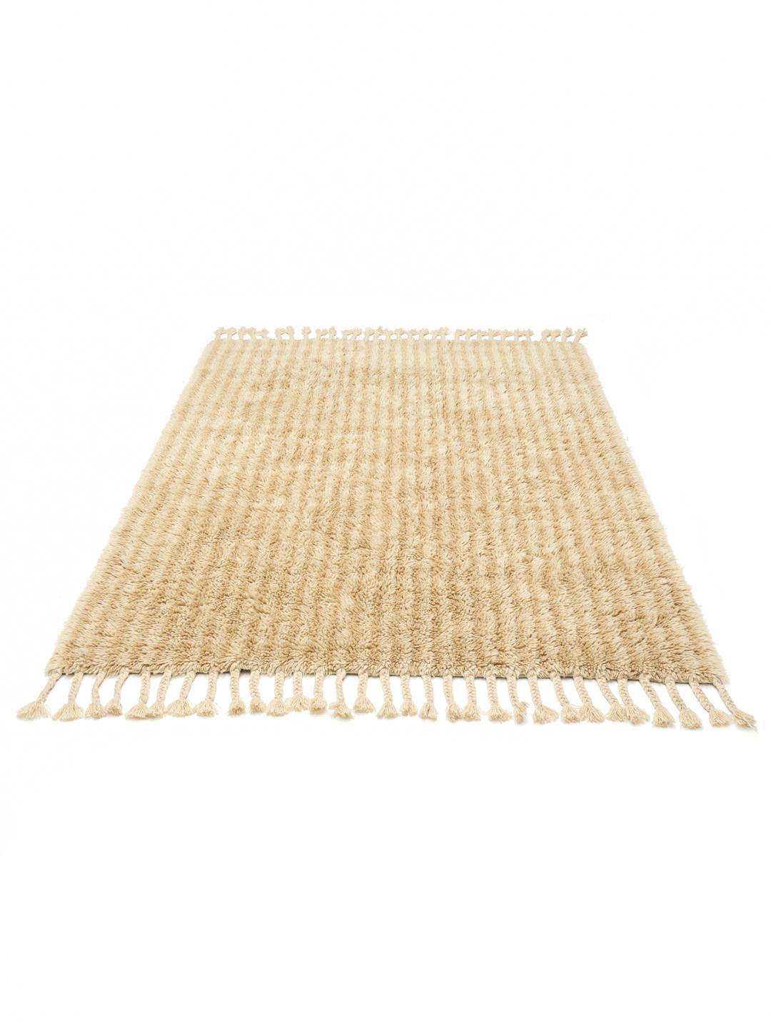 Beige tæppe med riflet tekstur og frynser