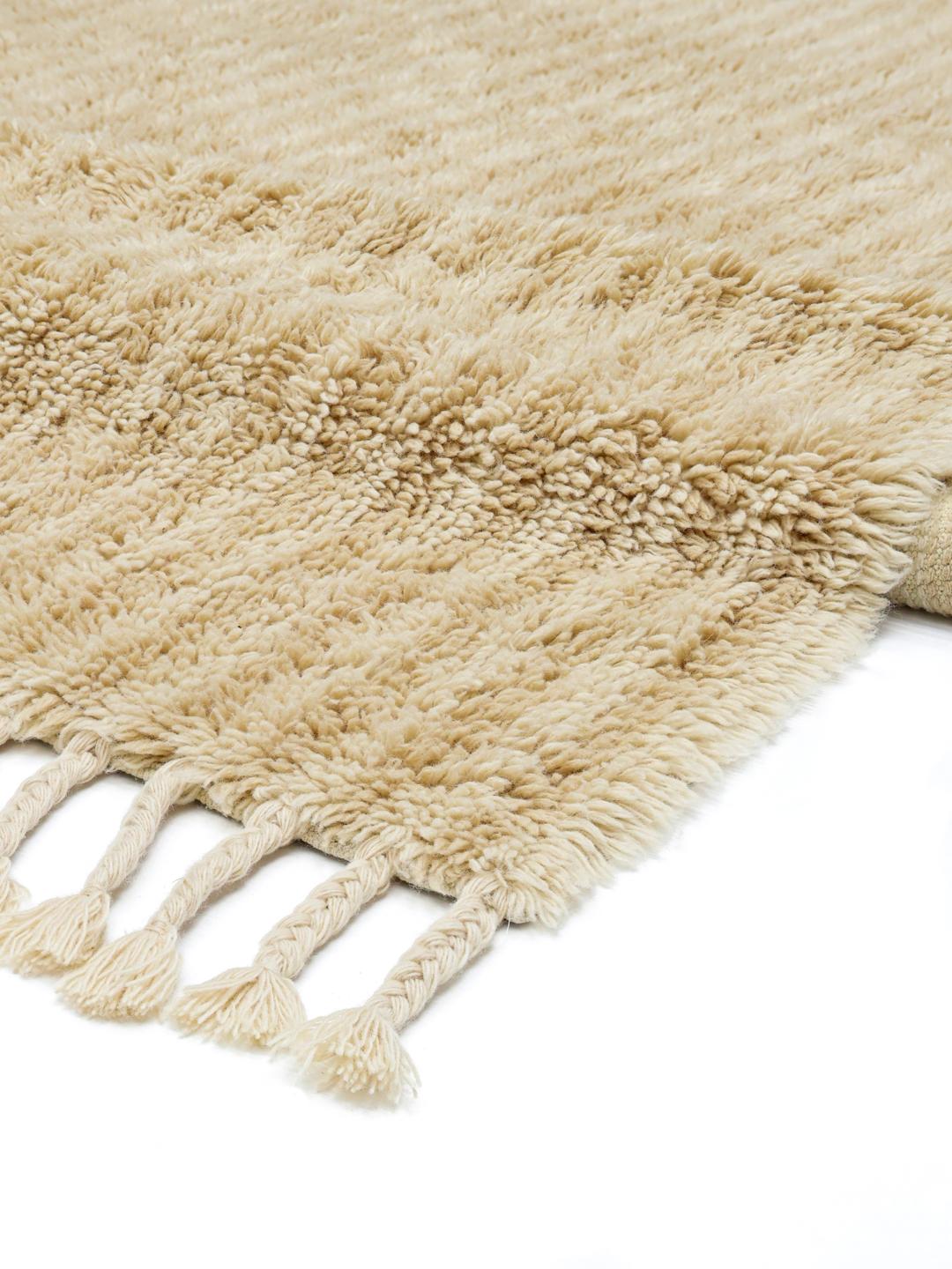 Beige tapijt met geribbelde textuur en franjes