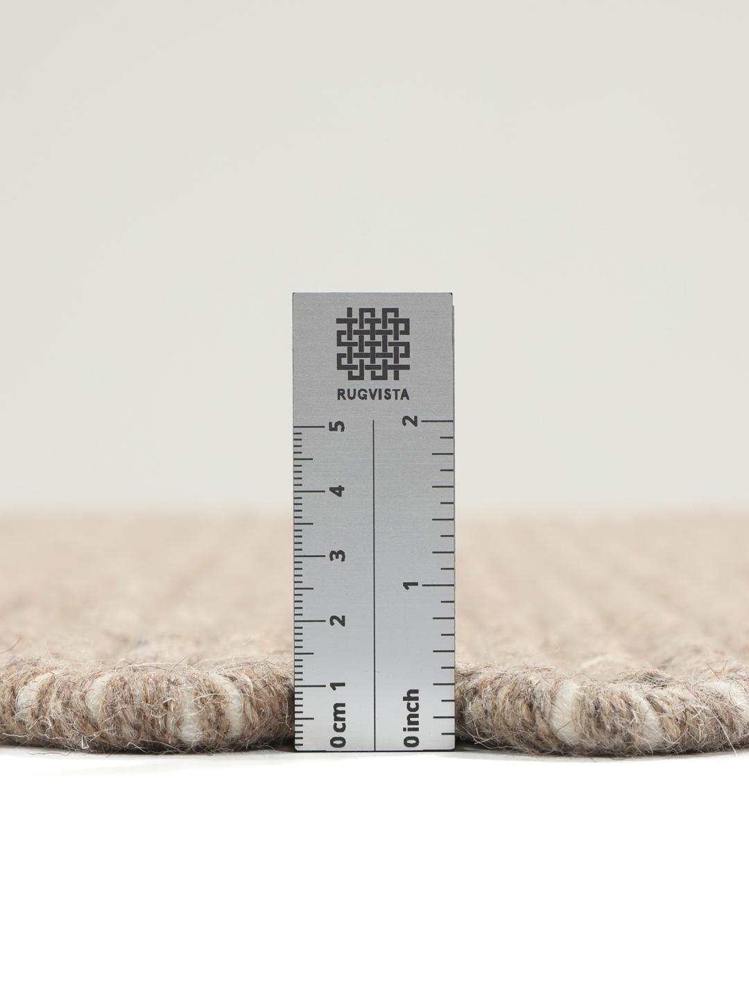 Un tapis rectangulaire en laine tissée marron avec des détails de franges.