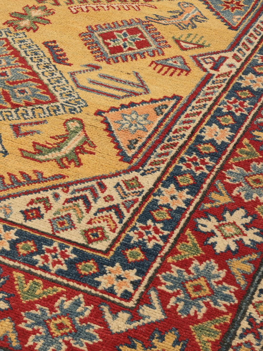 Handgeknüpfter Kazak-Teppich aus Afghanistan mit geometrischen Mustern in Gelb, Rot und Blau.
