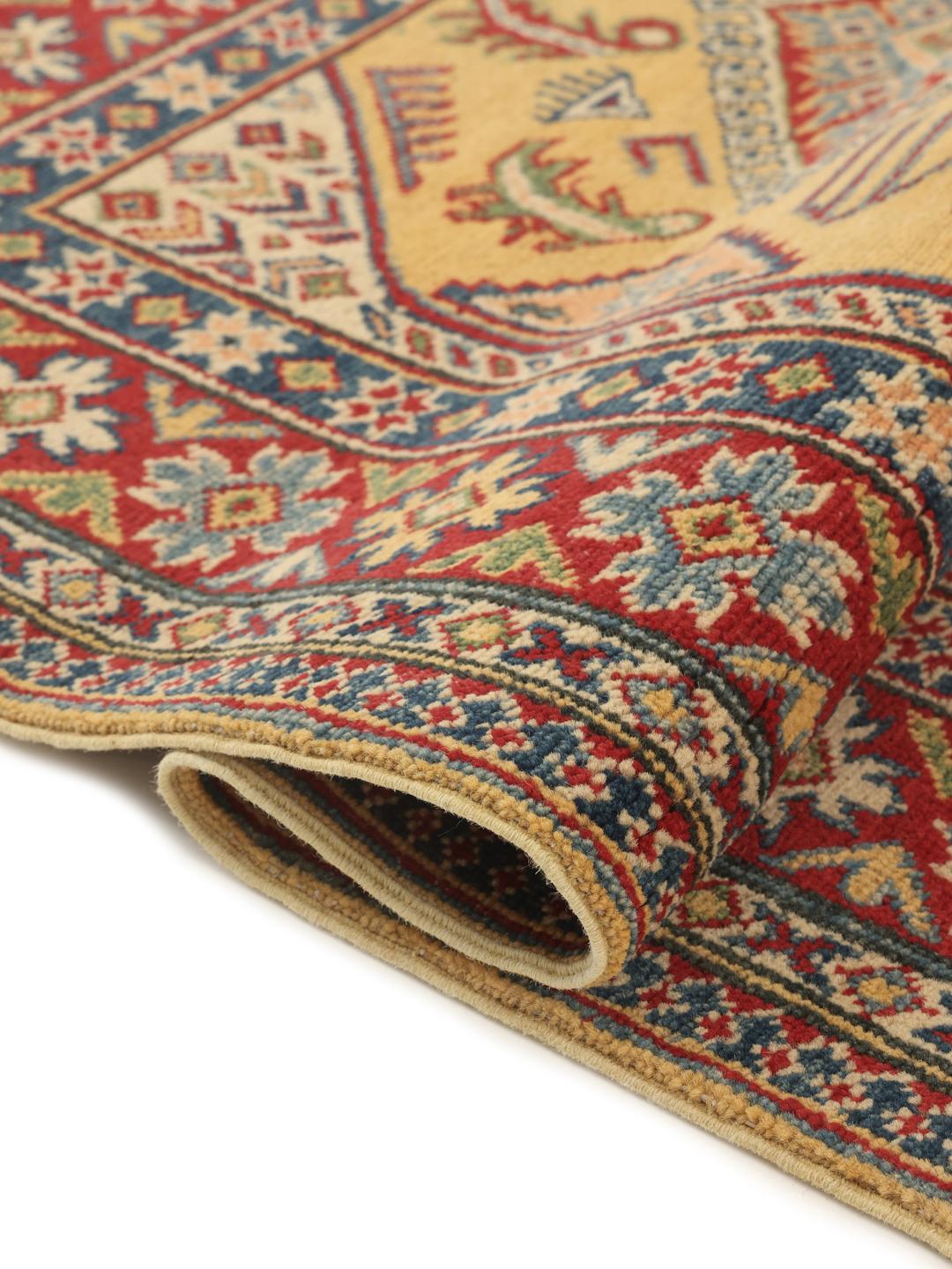 Handgeknüpfter Kazak-Teppich aus Afghanistan mit geometrischen Mustern in Gelb, Rot und Blau.