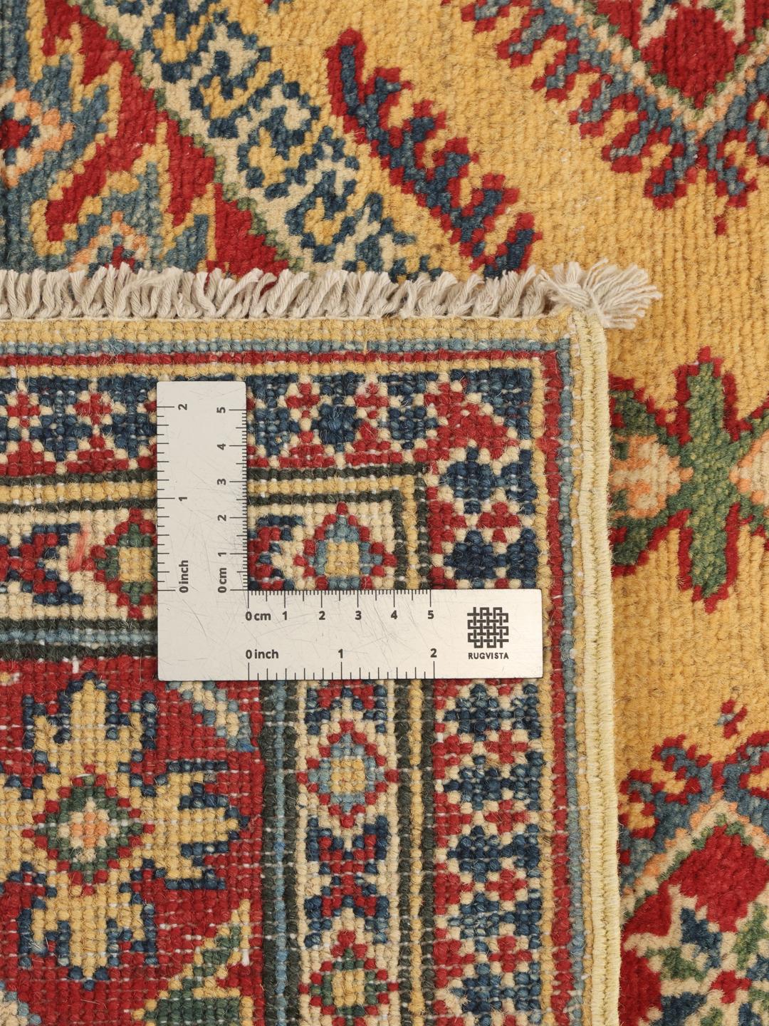 Handgeknüpfter Kazak-Teppich aus Afghanistan mit geometrischen Mustern in Gelb, Rot und Blau.