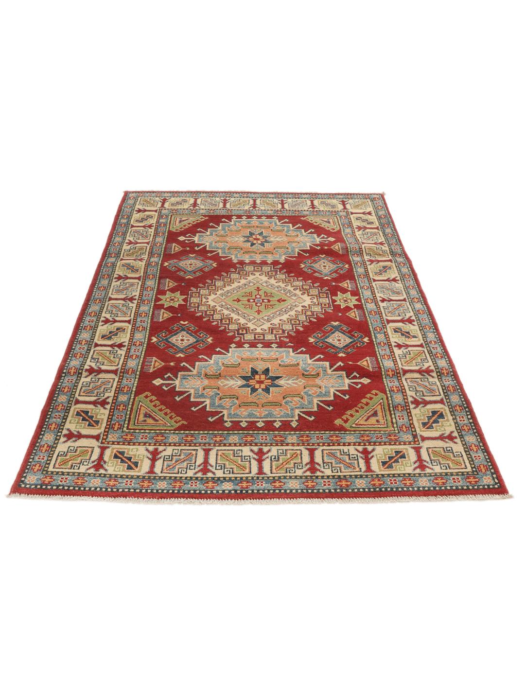 Een handgeknoopt Kazak-tapijt uit Afghanistan met een rood veld en geometrische medaillons.