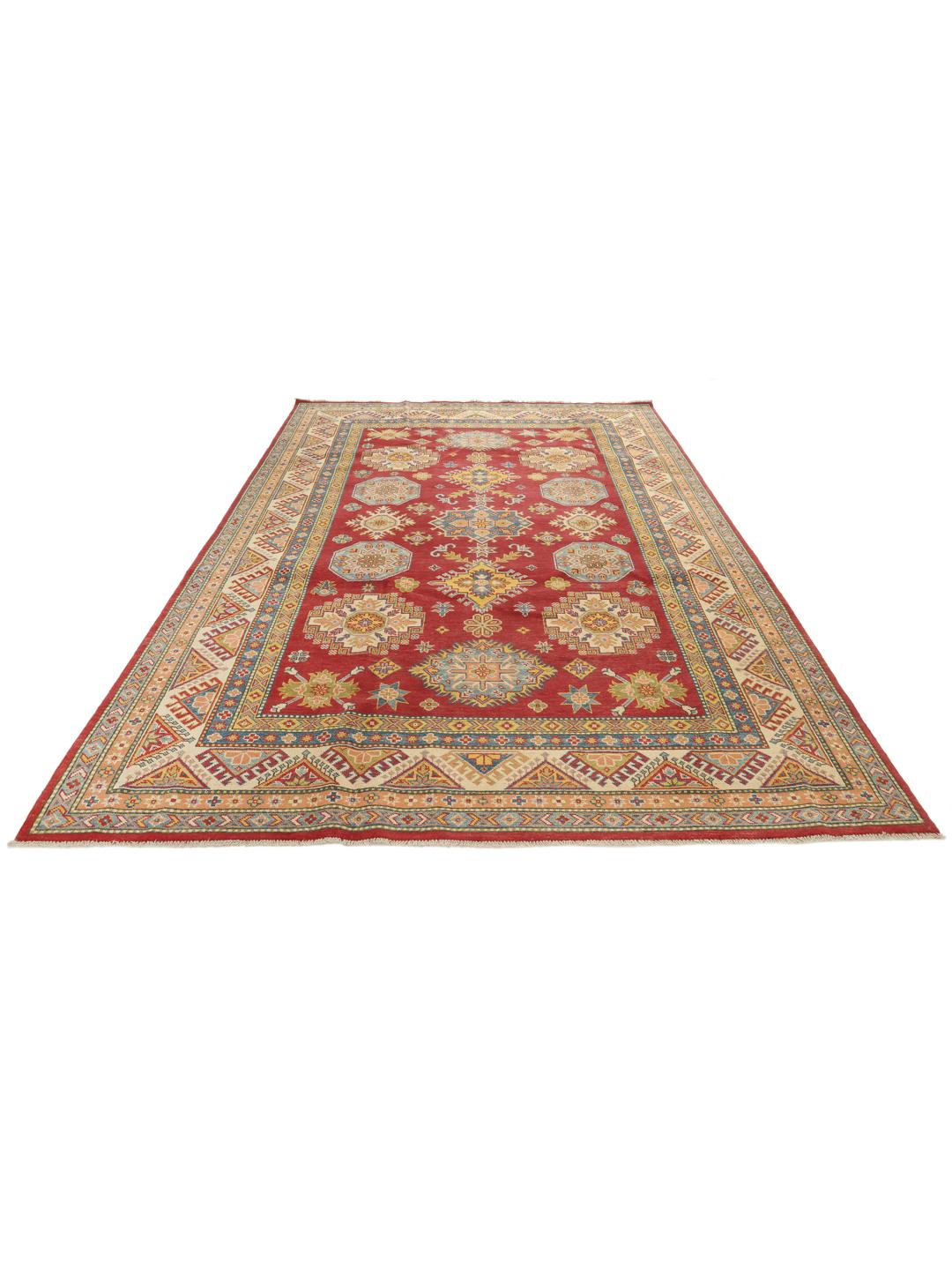 Un covor Kazak înnodat manual din Afganistan, având un câmp roșu vibrant și modele geometrice de medalion.
