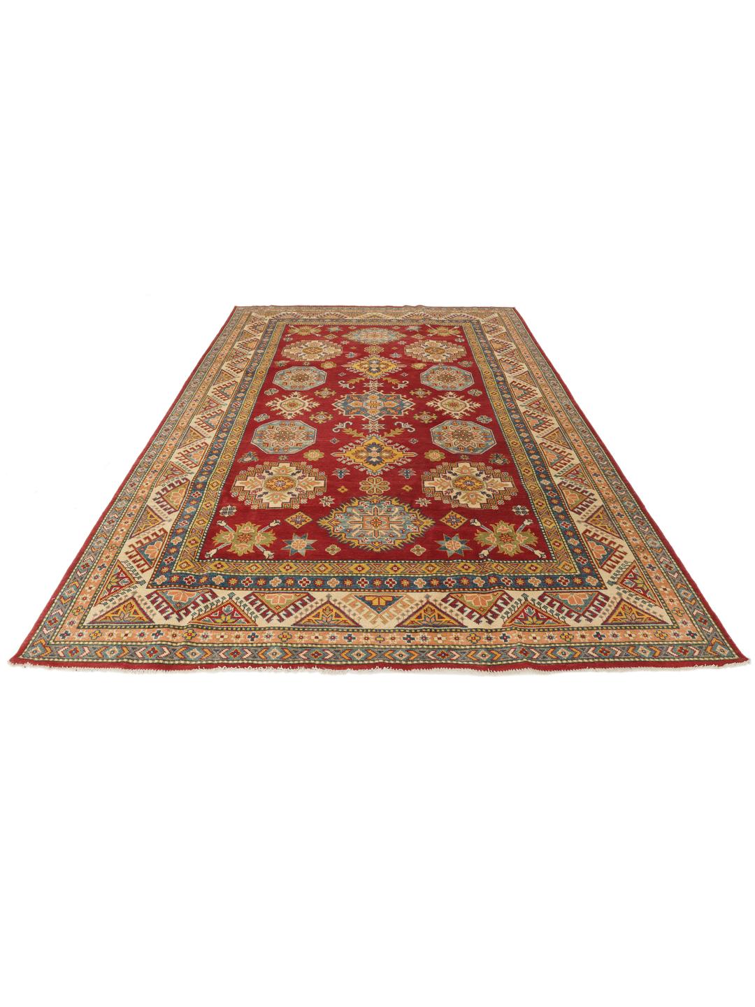 Un covor Kazak înnodat manual din Afganistan, având un câmp roșu vibrant și modele geometrice de medalion.
