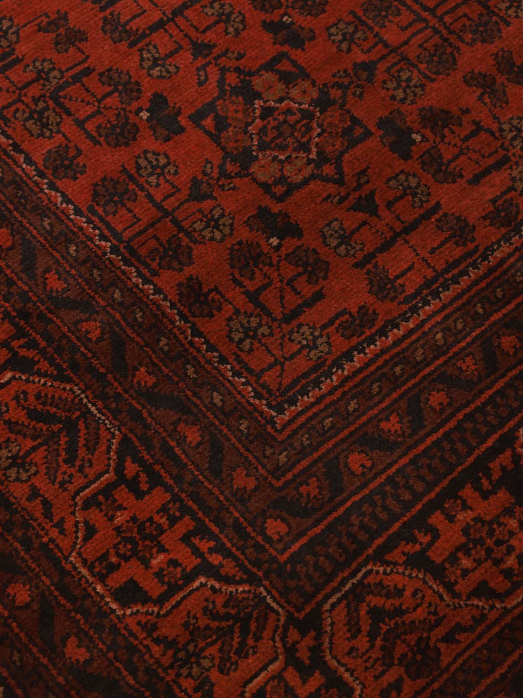 Tapis Afghan Khal Mohammadi noué à la main dans des tons rouge profond avec des motifs géométriques