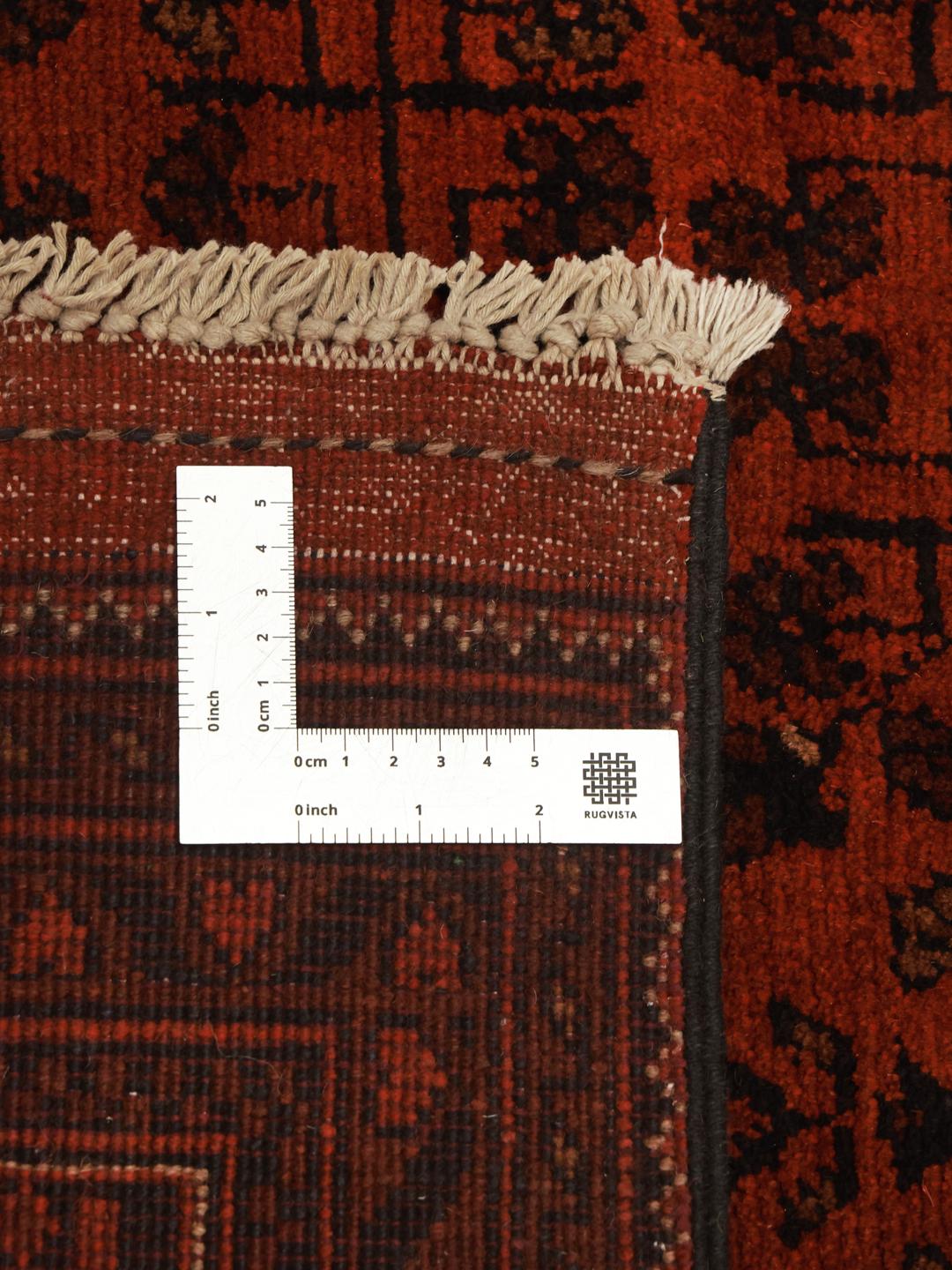 Tapis Afghan Khal Mohammadi noué à la main dans des tons rouge profond avec des motifs géométriques