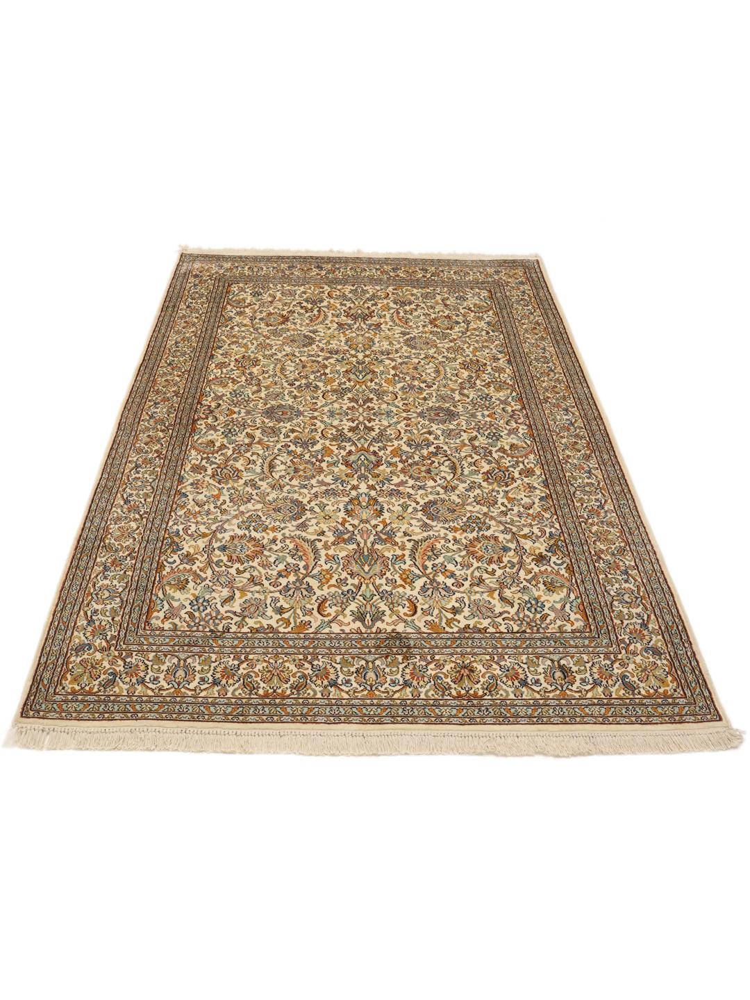 Håndknyttet Kashmir silketæppe med indviklede blomstermønstre i beige og flerfarvede toner.