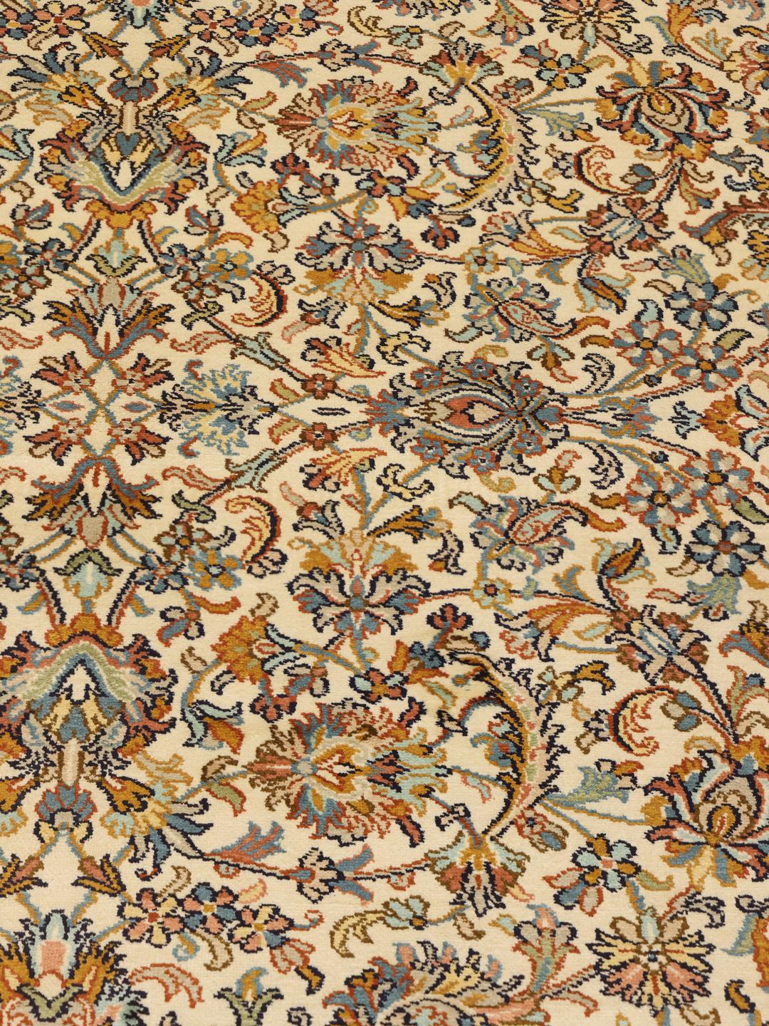 Håndknyttet Kashmir silketæppe med indviklede blomstermønstre i beige og flerfarvede toner.