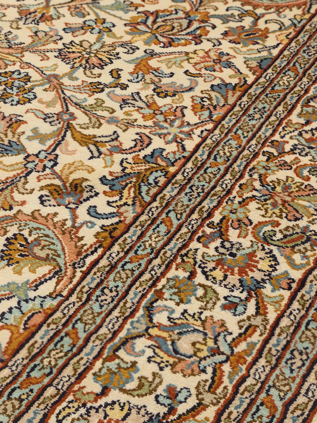 Håndknyttet Kashmir silketæppe med indviklede blomstermønstre i beige og flerfarvede toner.
