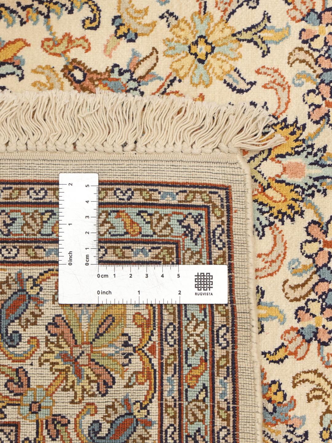 Håndknyttet Kashmir silketæppe med indviklede blomstermønstre i beige og flerfarvede toner.