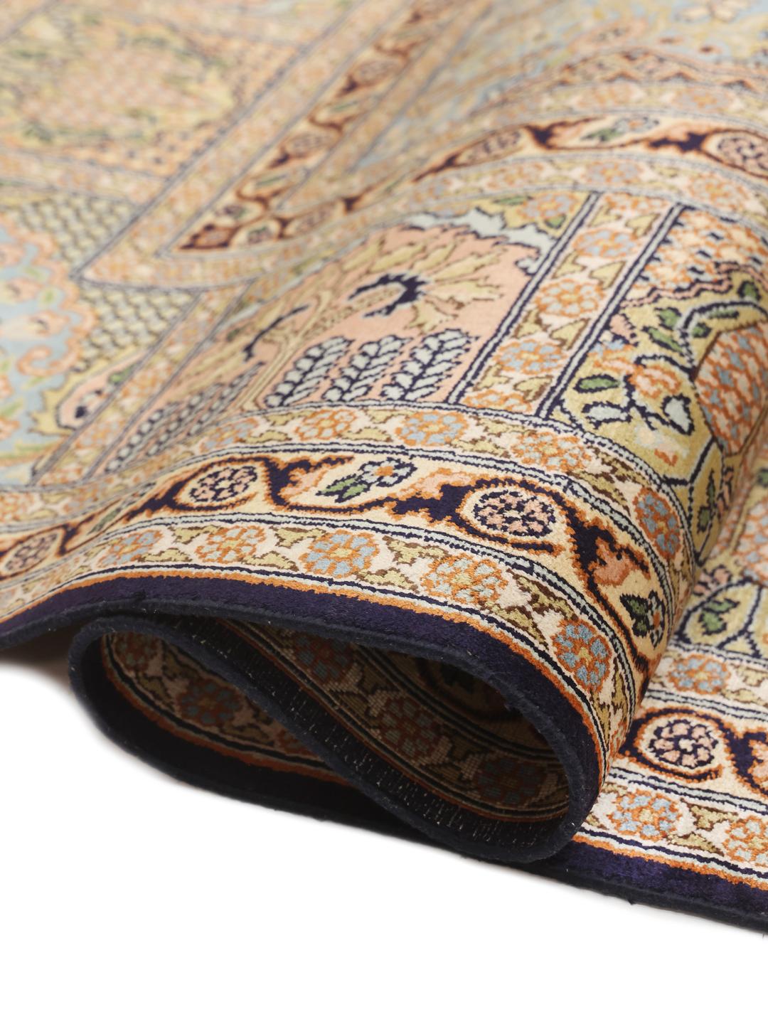 Håndknyttet silketæppe fra Indien med et flerfarvet havepaneldesign