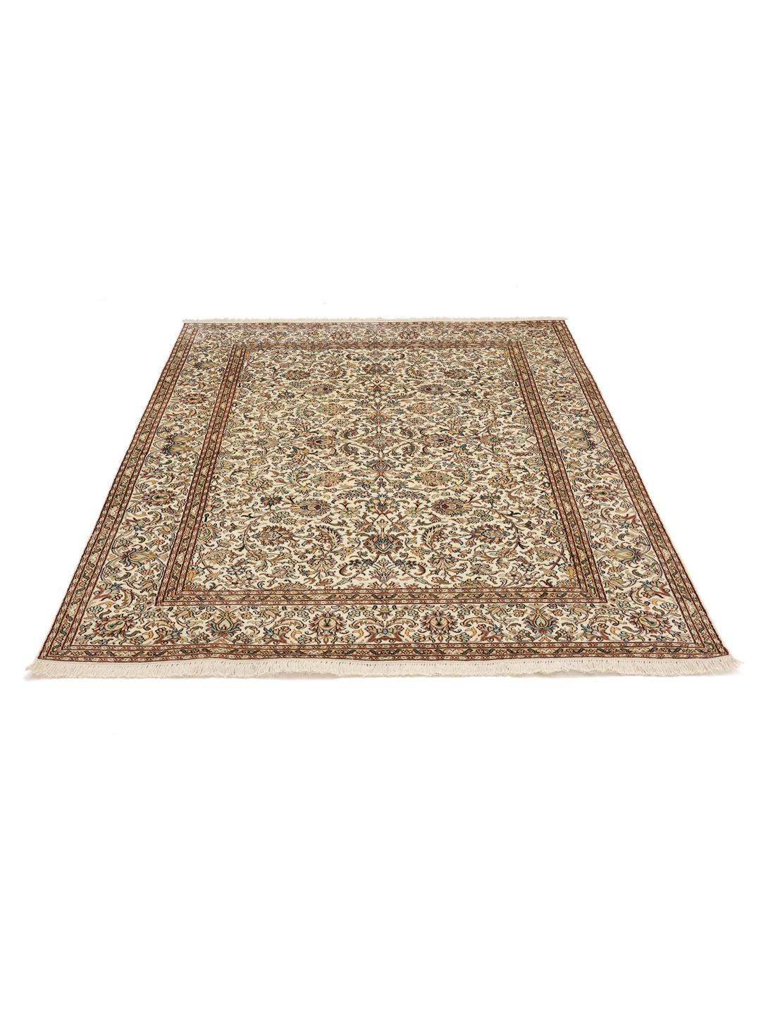 Håndknyttet Kashmir-silketæppe med indviklede blomstermønstre i beige og flerfarvede toner.