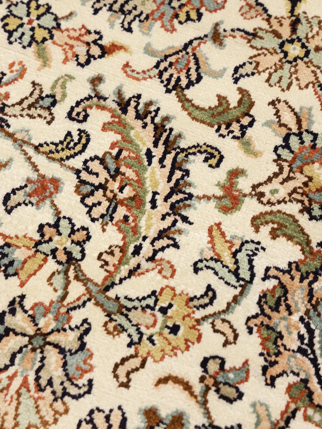 Håndknyttet Kashmir-silketæppe med indviklede blomstermønstre i beige og flerfarvede toner.