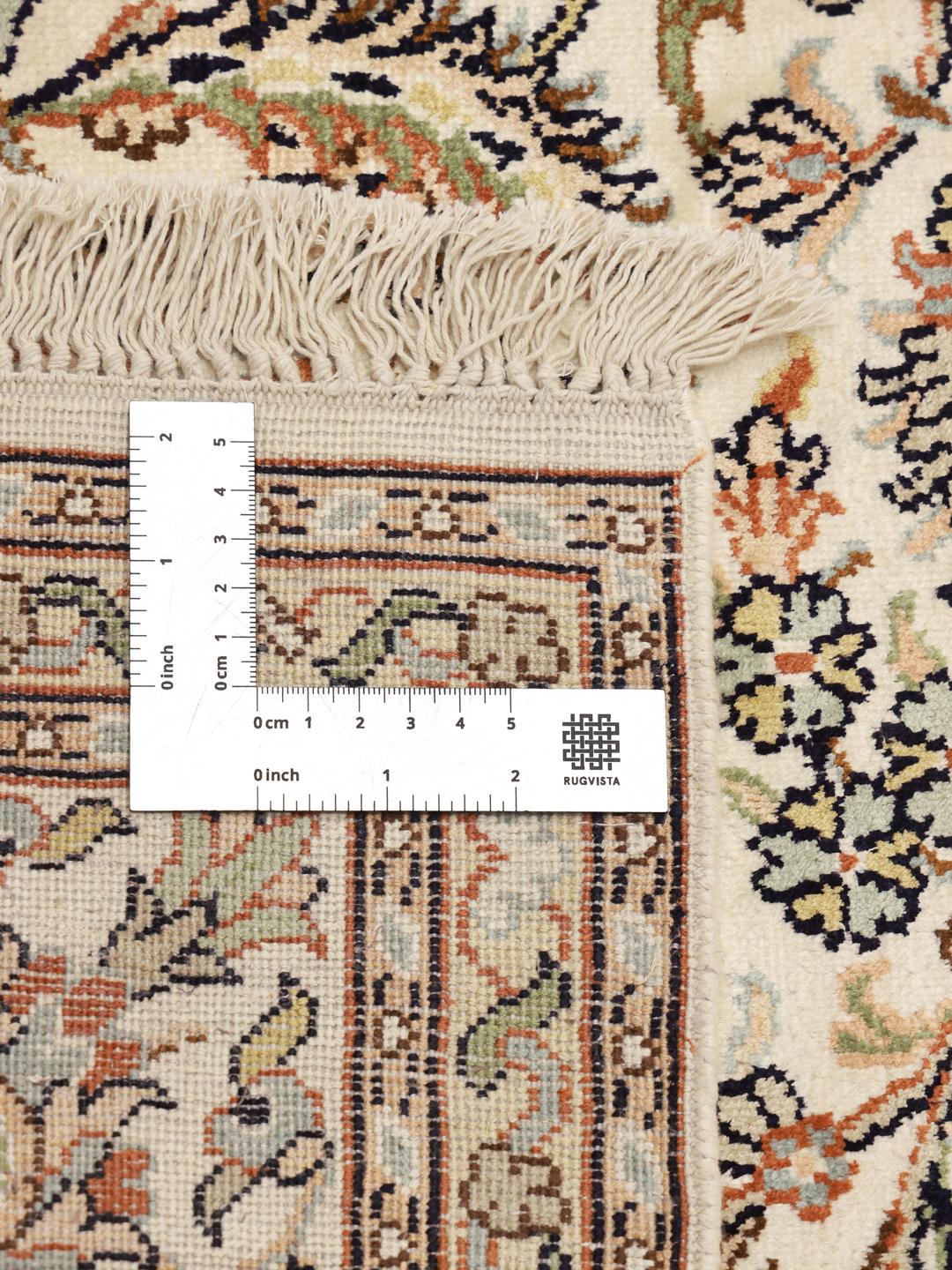 Håndknyttet Kashmir-silketæppe med indviklede blomstermønstre i beige og flerfarvede toner.