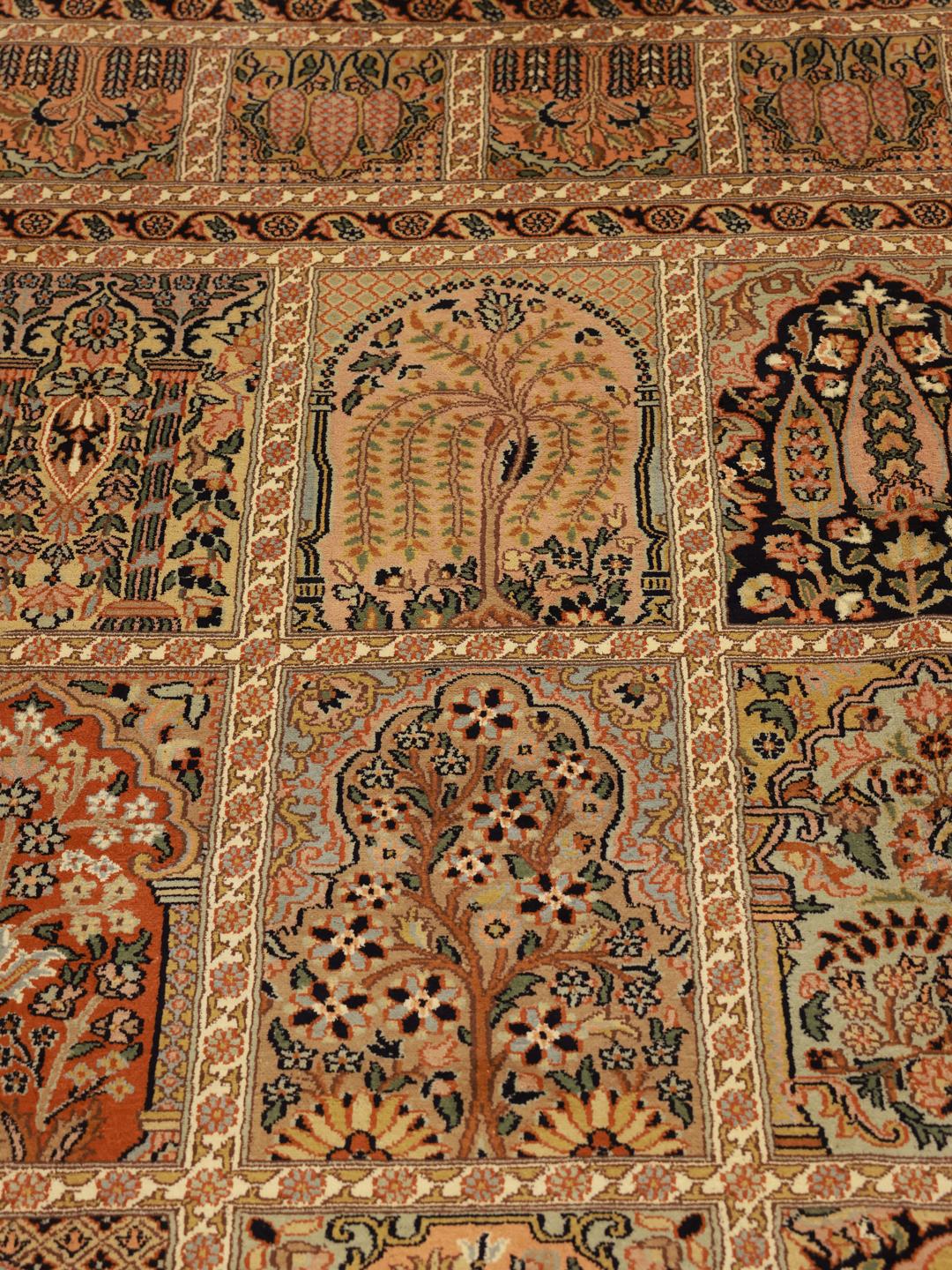 Et luksuriøst håndknyttet indisk Kashmir-tæppe i silke i beige med indviklede blomstermotiver.