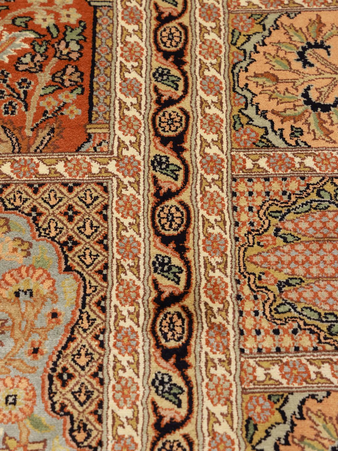 Et luksuriøst håndknyttet indisk Kashmir-tæppe i silke i beige med indviklede blomstermotiver.