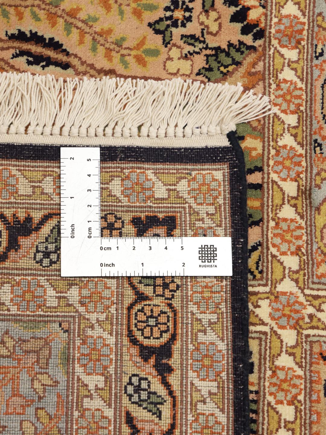 Et luksuriøst håndknyttet indisk Kashmir-tæppe i silke i beige med indviklede blomstermotiver.