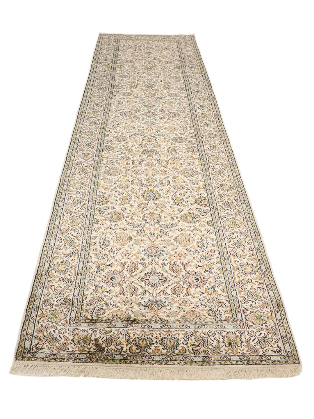 Handgeknoopte Kashmir zijden loper met bloemmotieven in beige, blauwe en groene tinten