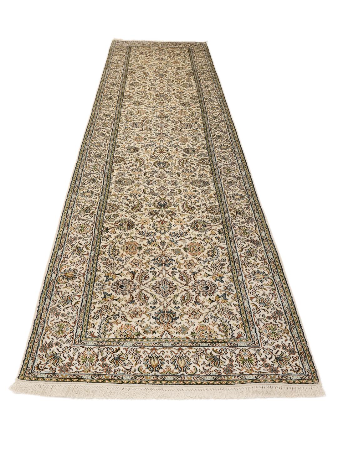 Handgeknoopte Kashmir zijden loper met bloemmotieven in beige, blauwe en groene tinten