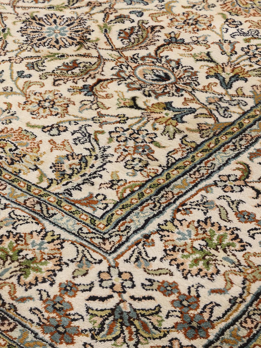 Handgeknoopte Kashmir zijden loper met bloemmotieven in beige, blauwe en groene tinten