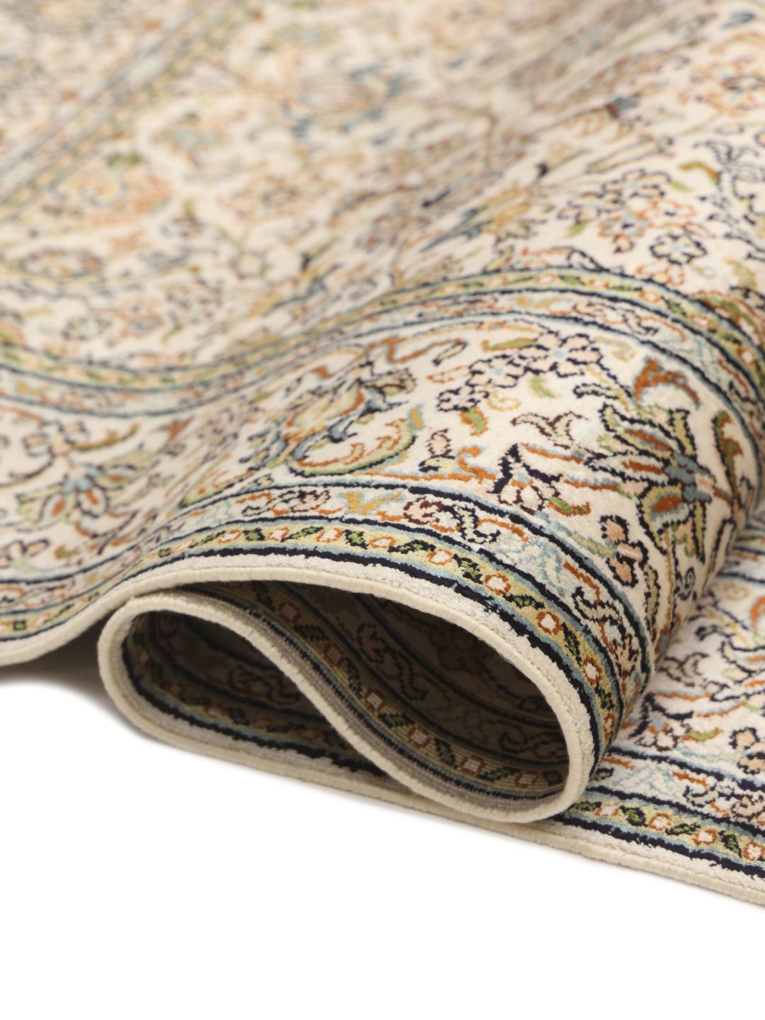 Handgeknoopte Kashmir zijden loper met bloemmotieven in beige, blauwe en groene tinten